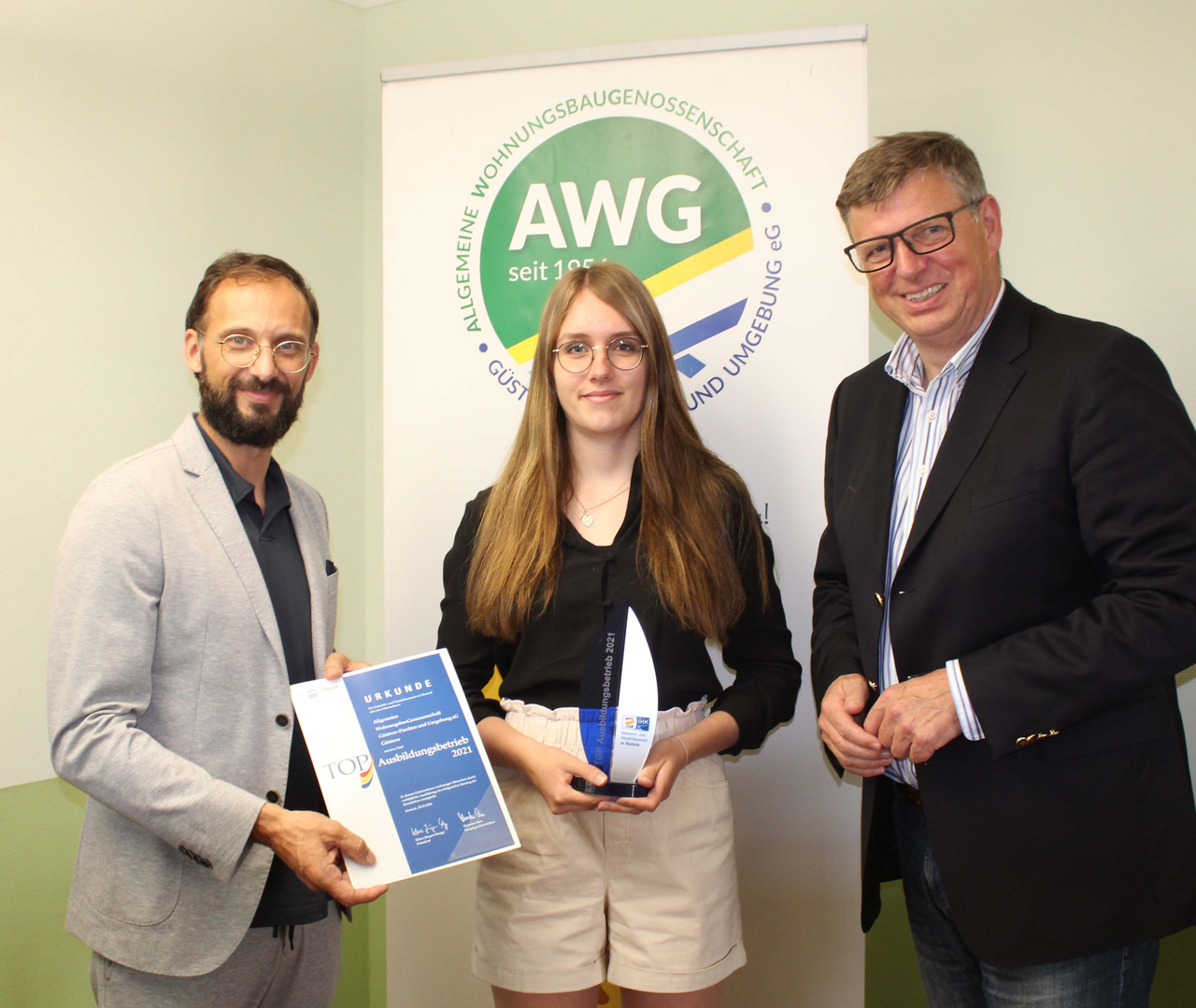 Bei der Auszeichnung: IHK-Präsident Klaus-Jürgen Strupp (r.), Auszubildende Hanna Bollmann und Marco Mischinger, AWG-Vorstandsvorsitzender