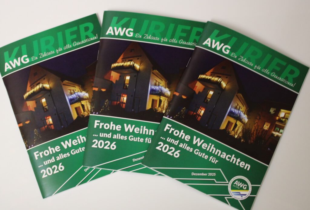 Das Foto zeigt drei Ausgaben des neuen AWG-Kuriers.