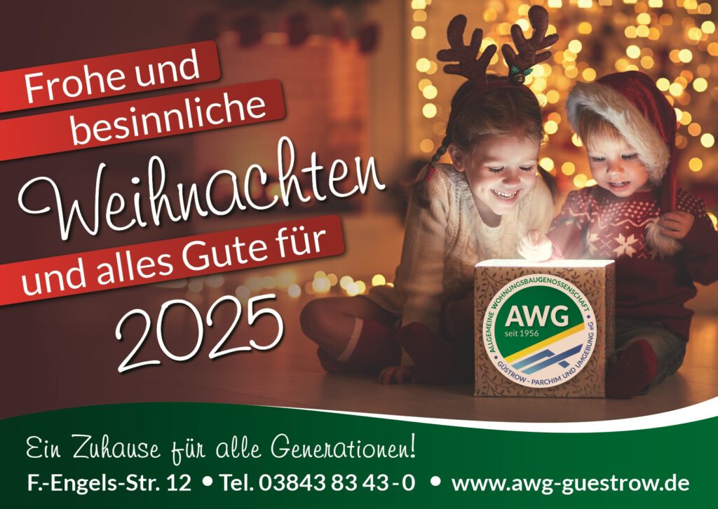 Kinder mit einer Weihnachtsmannm&uuml;tze schauen in eine Kerze. Im Hintergrund ist Weihnachtsbeleuchtung zu sehen.