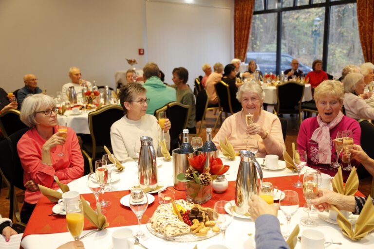 Die Gäste stoßen auf die Jubilare an.