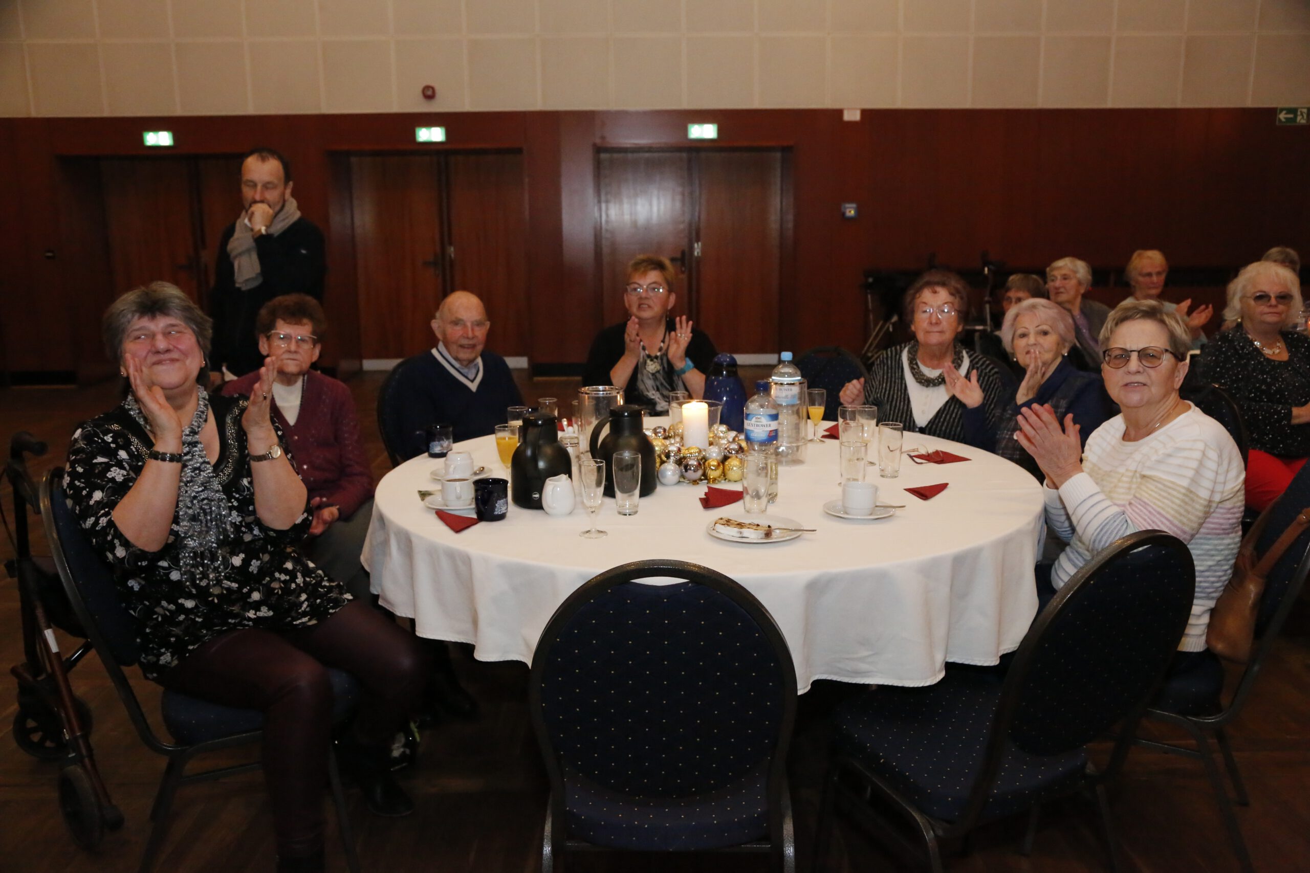 Die Teilnehmer des Kaffeetrinkens applaudieren.