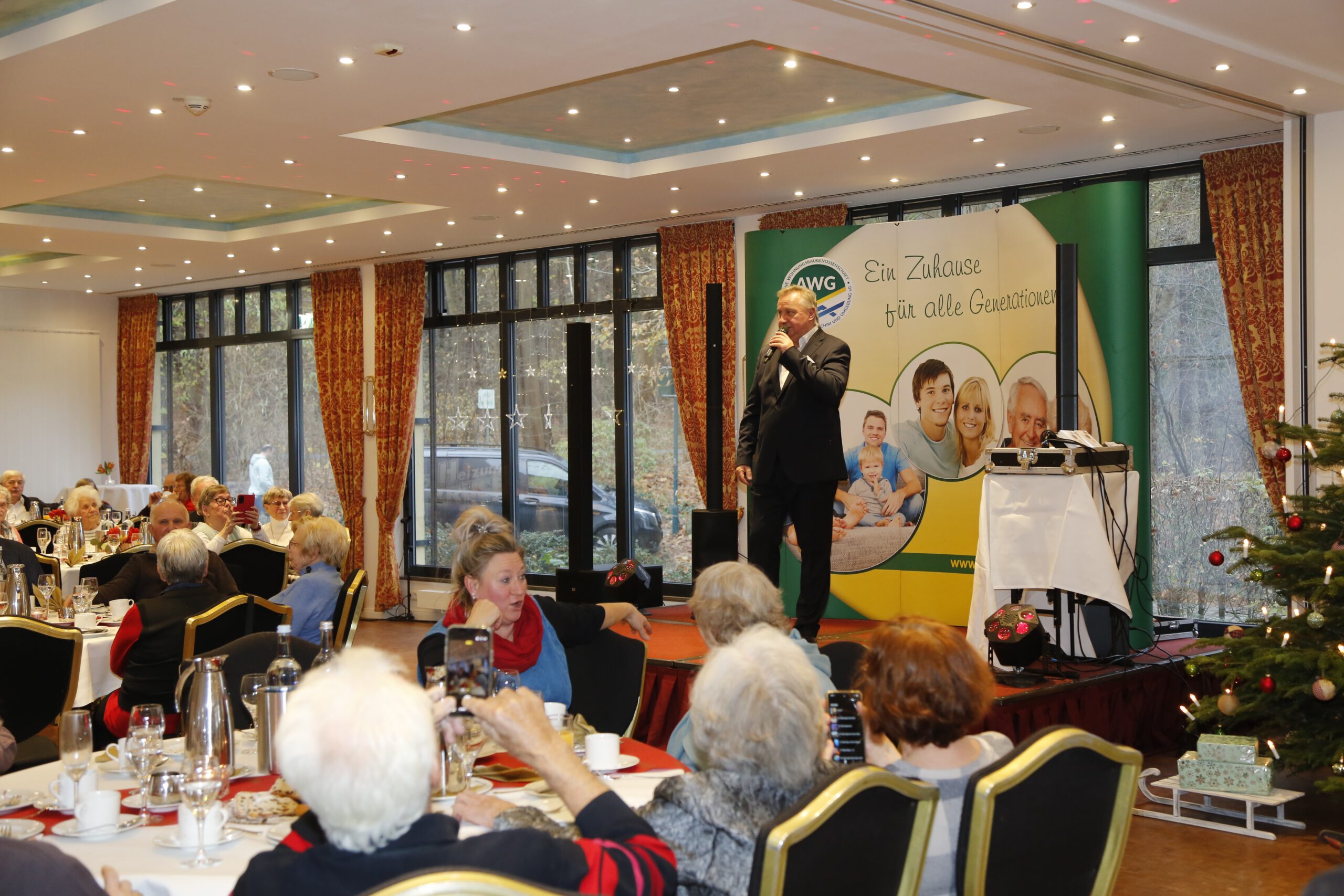 Das Roland-Kaiser-Double bei seinem Auftritt erfreut das Publikum.