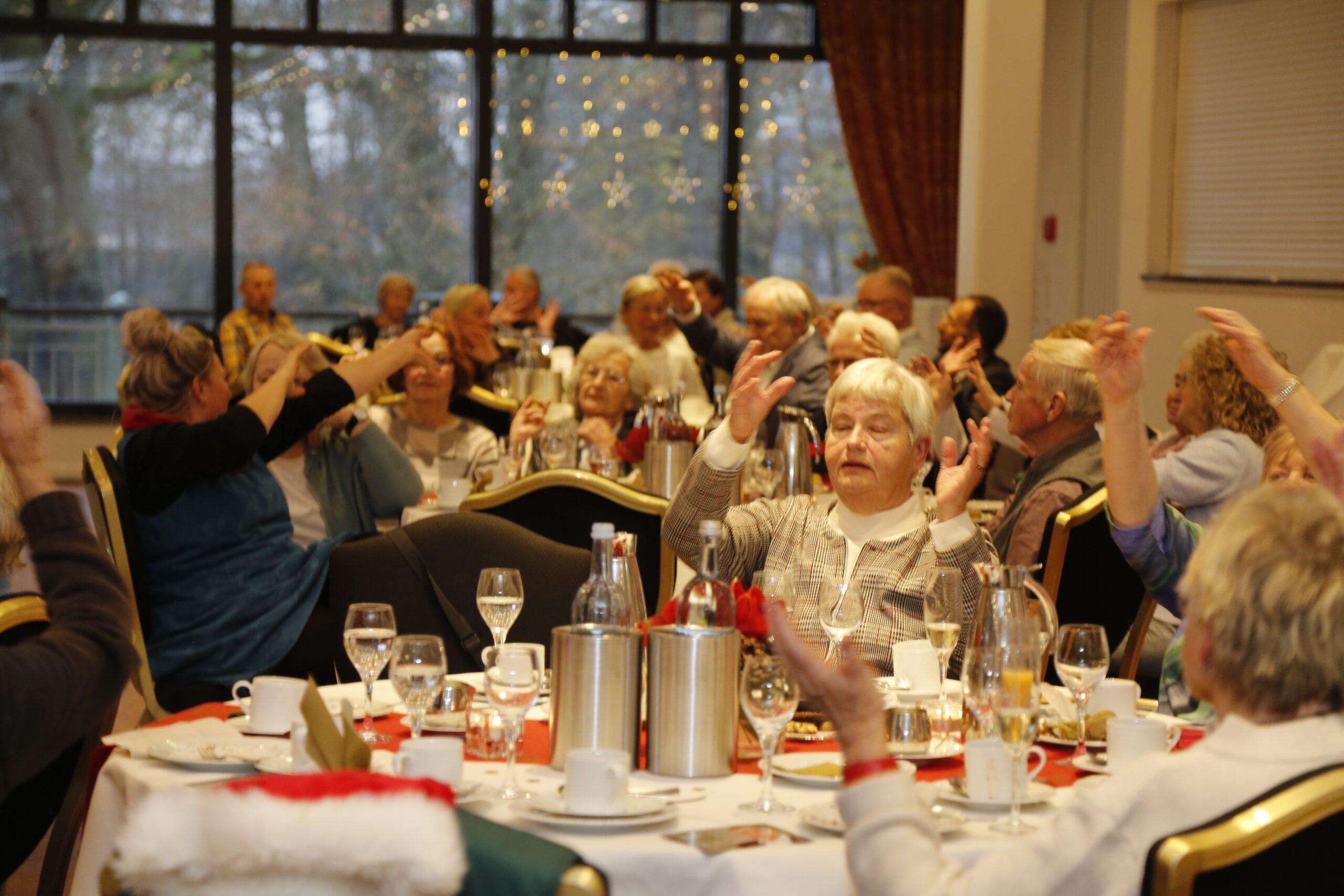 Stimmung im Saal. die Gäste klatschen und singen mit.