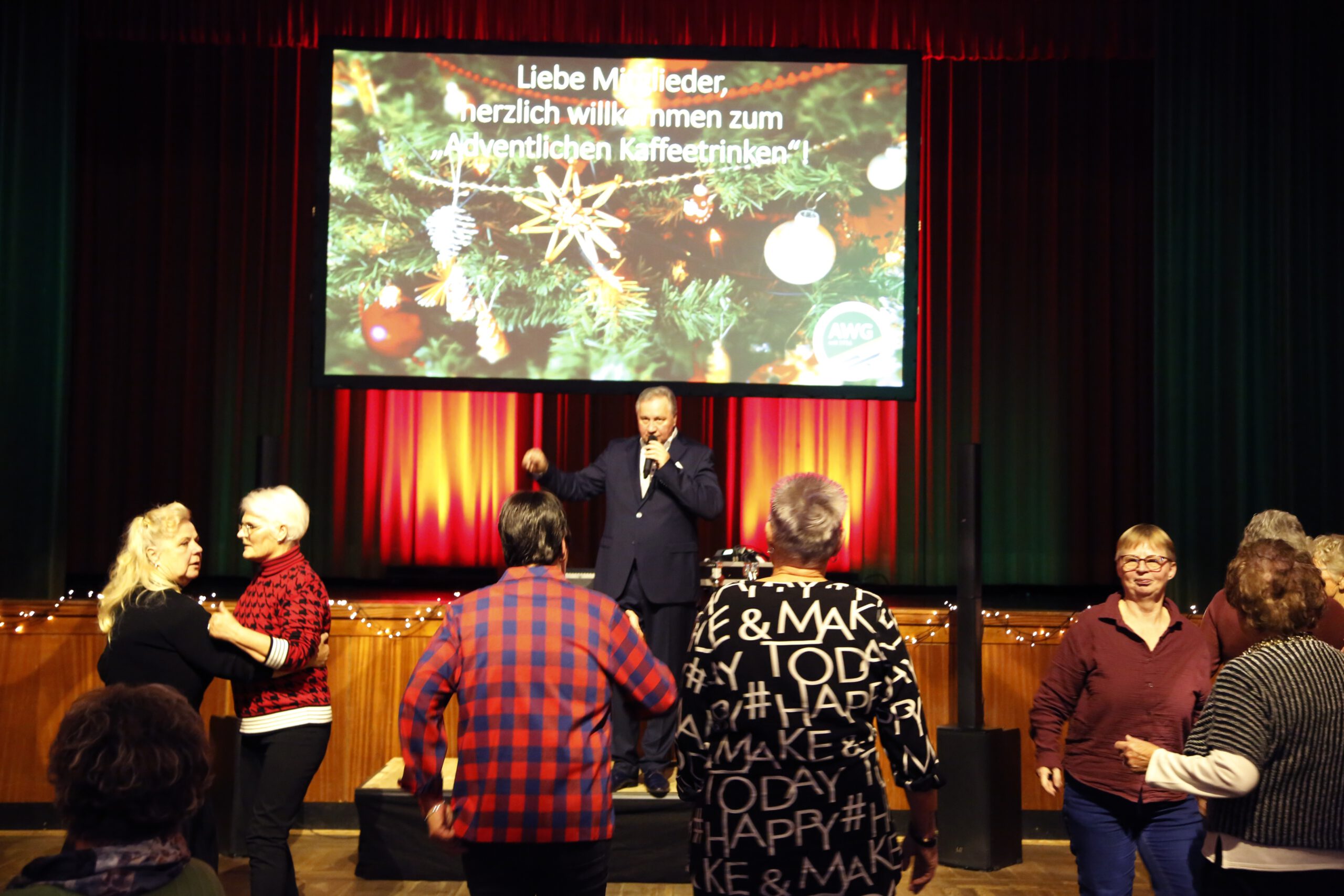 In der Stadthalle Parchim ist die Tanzfläche voll. Viele Paare bewegen sich im Takt der Musik.
