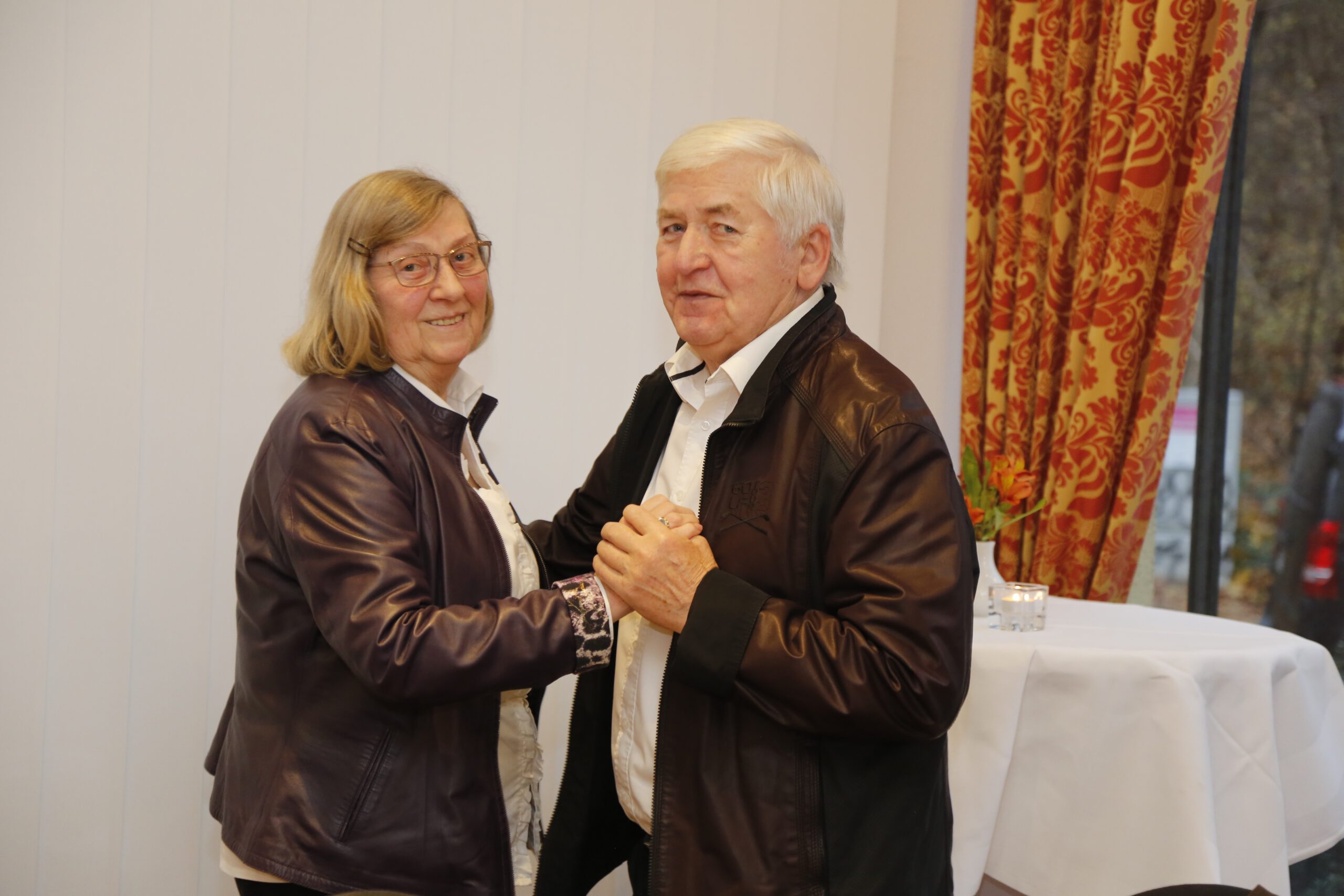 Ein Tanzpaar in Aktion.