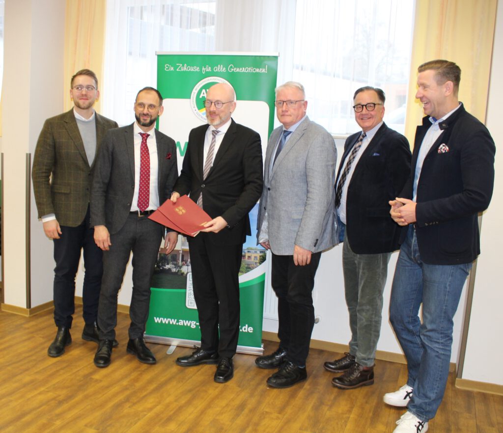 Zum Foto: Aus den Händen von Minister Christian Pegel (3. v. l.) nahm der AWG-Vorstandsvorsitzende Marco Mischinger (2. v. l.) die Förderbescheide in Empfang. Dem symbolischen Akt wohnten bei: Lukas Völsch, 1. Stellvertreter des Landrates des Landkreises Ludwigslust-Parchim und Beigeordneter (l.), sowie Christian Brade, Mitglied des Landtages Mecklenburg-Vorpommern, Dr. Peter Lack und AWG-Technik-Vorstand Ulrich Reinmer (v. r.)
