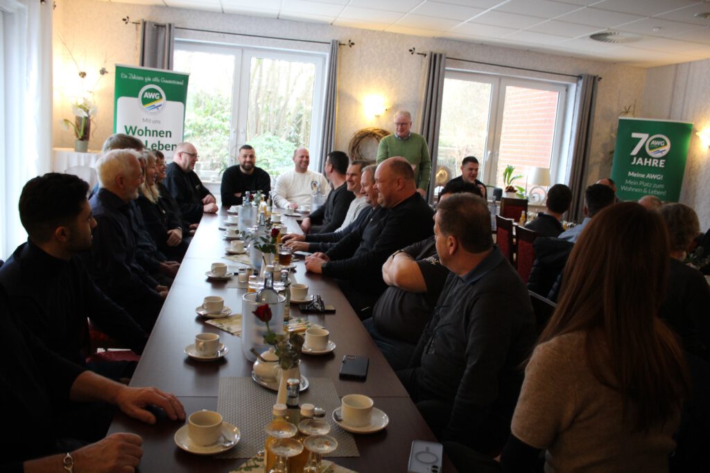 Das Bild zeigt den AWG-Vorstand Technik, Ulrich Reimer, bei der Ansprache. Vertreter der eigeladenen Firmen sitzen an Tischen und hören ihm Aufmerksam zu.