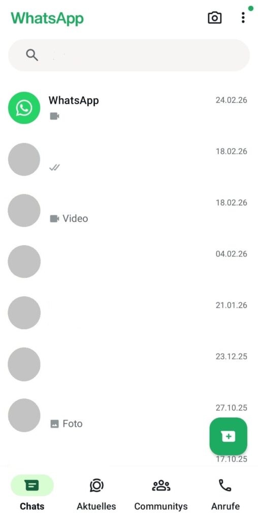 Das Foto zeigt die Oberfläche eines Smartphones, auf dem das Logo von WhatsApp zu sehen ist.