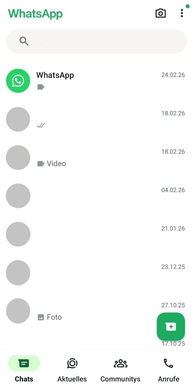 Das Foto zeigt die Oberfläche eines Smartphones, auf dem das Logo von WhatsApp zu sehen ist.