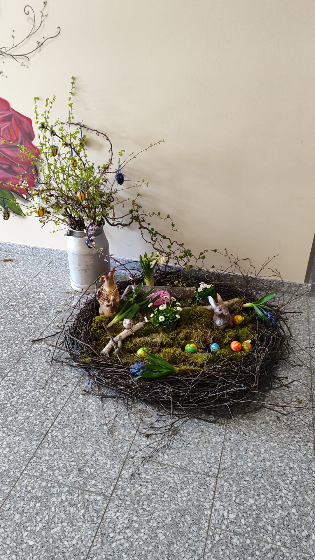 Das Foto zeigt den von den Kindern und den Bewohnern des Rosenhofs gestalteten Osterkorb, in dem bunte Eier, Osterhasen, Moss und Sträucherschön angeordnet sind.