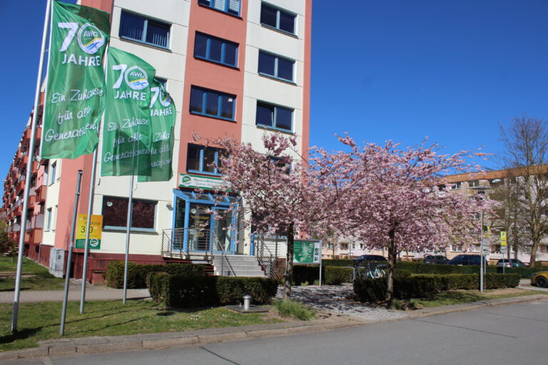 Das Foto zeigt die Bäume vor der AWG-Geschäftsstelle in voller Blüte.