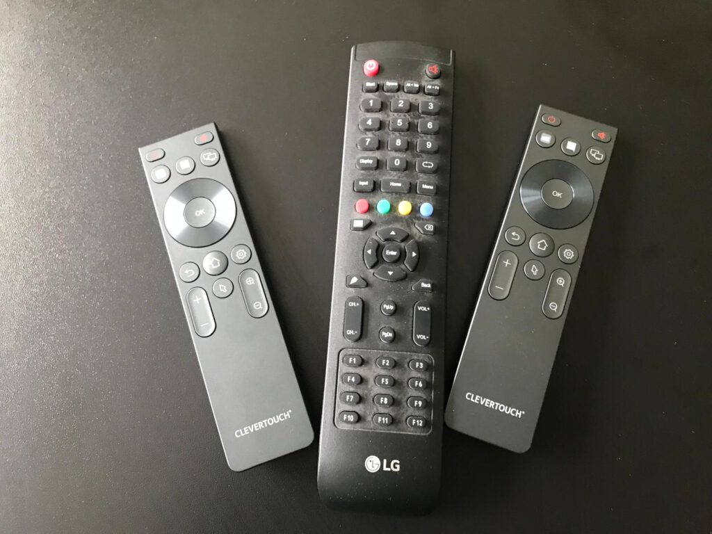 Das Foto zeigt drei nebeneinander liegende Fernbedienungen.