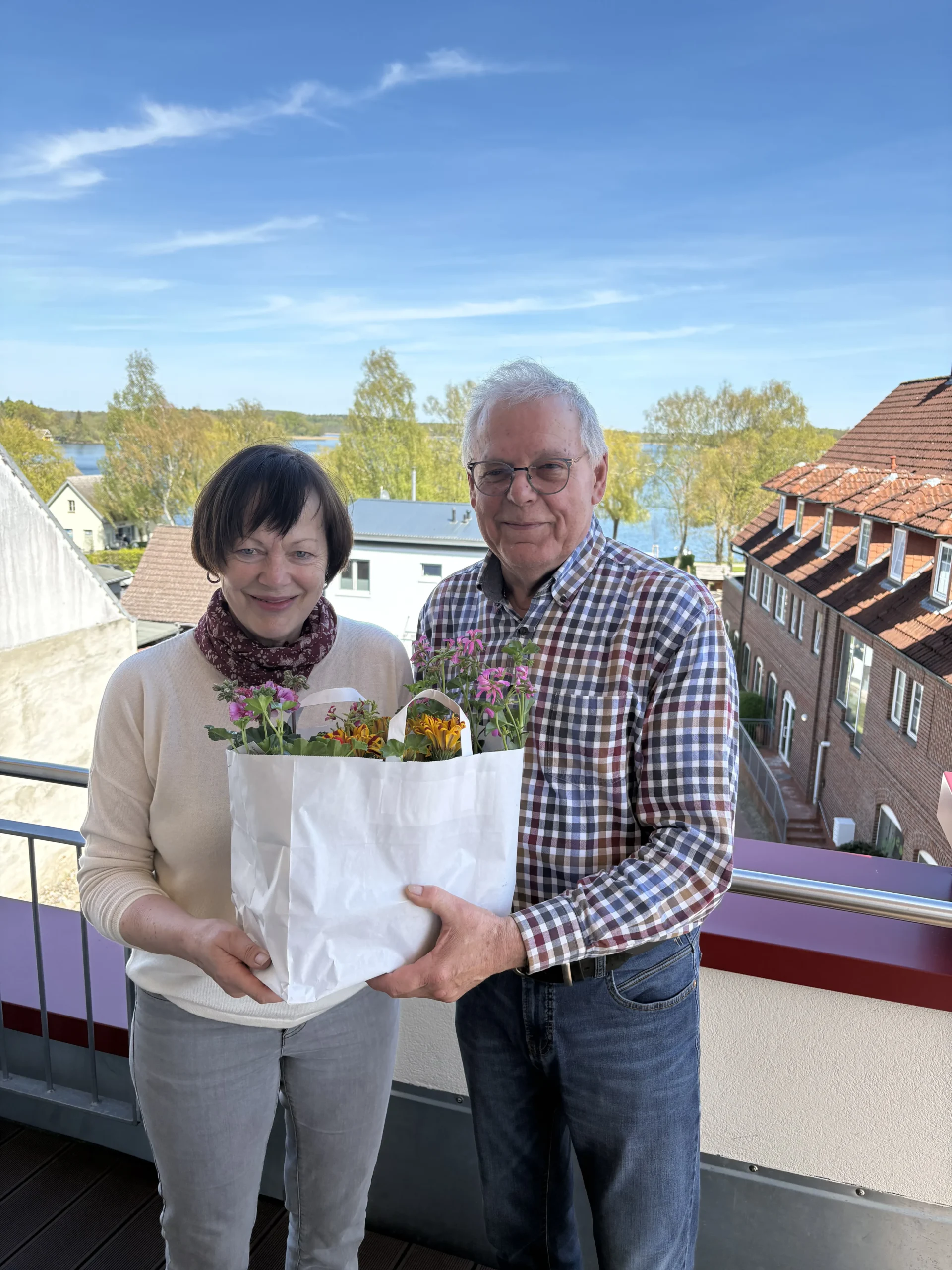 Das Bild zeigt Elke und Dieter Hornke mit dem Pflanzen in den H&auml;nden.
