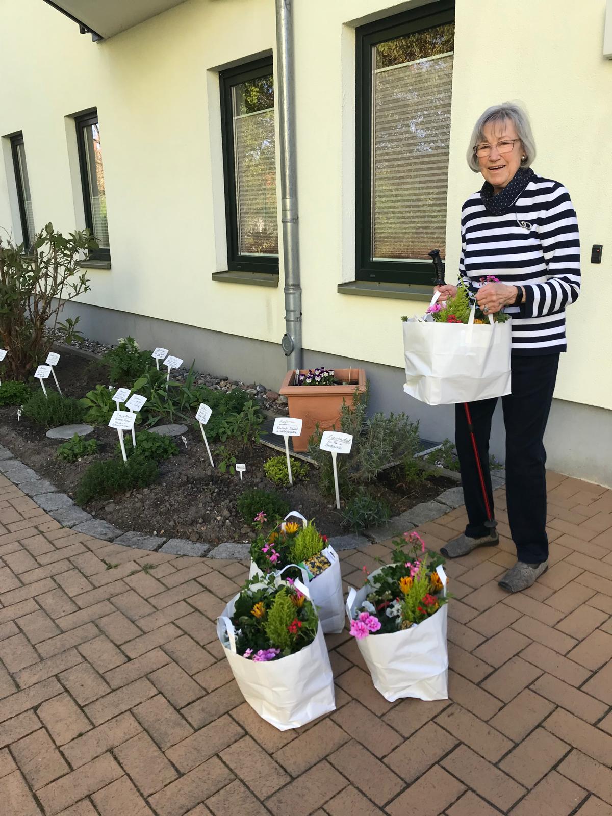 Auf dem Bild ist Annemarie Fuhrmann, zu sehen. die ihr Balkon-Paket und die f&uuml;r ihre f&uuml;r ihre Hausmitbewohner bestimmten in Empfang nimmt.