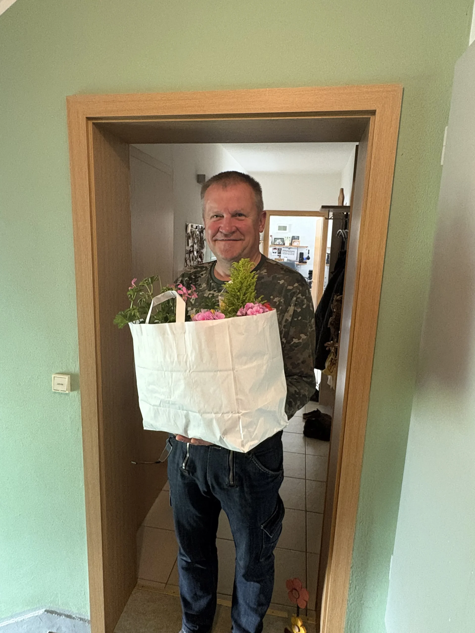Das Foto zeigt Maik Johrde, der sich &uuml;ber das Geschenk freut.