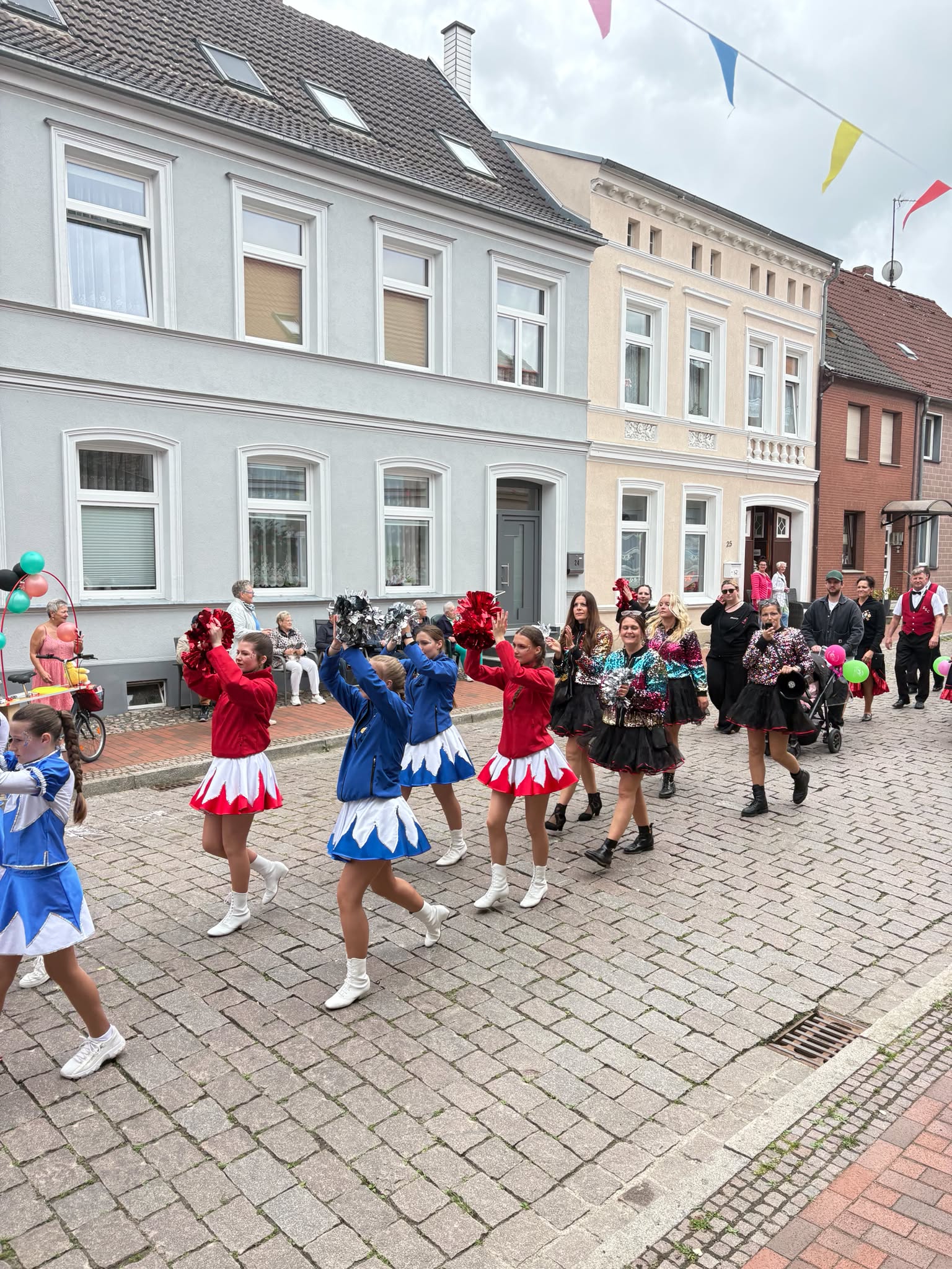 Auf dem Foto sind die Mitglieder des Krakower Karnevalsclubs zu sehen.