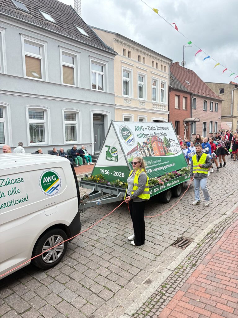 Das Foto zeigt den AWG-Wagen im Festumzug.