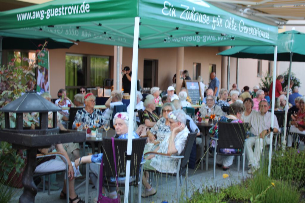Das Foto zeigt die dicht besetzte Terrasse.