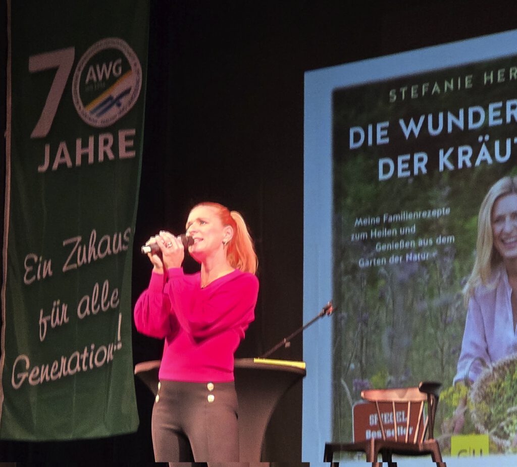 Das Foto zeigt Stefanie Herten beim Singen auf der B&uuml;hne.