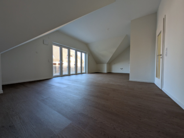 Neubau in traumhafter Lage in Mühl Rosin - Wohnzimmer mit Balkon (12705)