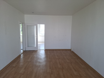 Familienfreundliche 3-Raum-Wohnung mit Balkon - Wohnzimmer (10911)