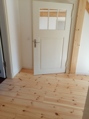 Großzügige Dachgeschosswohnung mit Charakter – Wohnen im Herzen der Güstrower Innenstadt - Detailansicht (12351)