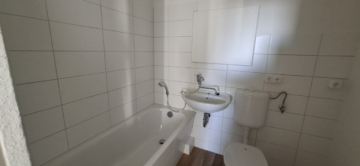 Familienfreundliche 4-Raum-Wohnung in der Parchimer Weststadt - Badezimmer (12826)