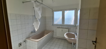 Familienfreundliche 4-Raum-Wohnung in ruhiger Stadtrandlage - Badezimmer (12242)